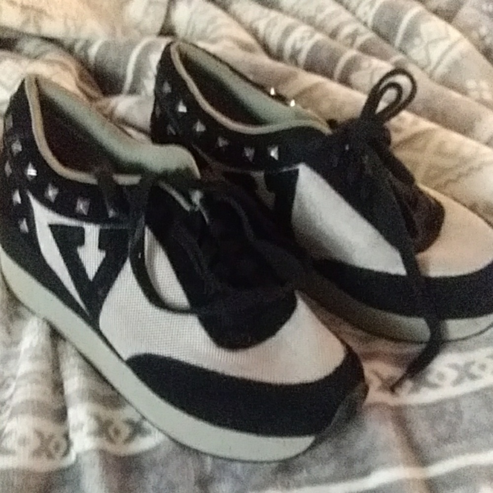 Volatile sneakers 7 platform